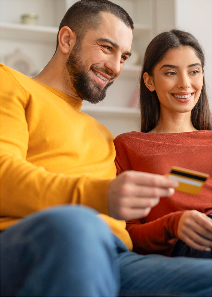 card pareja feliz con tarjeta de crédito